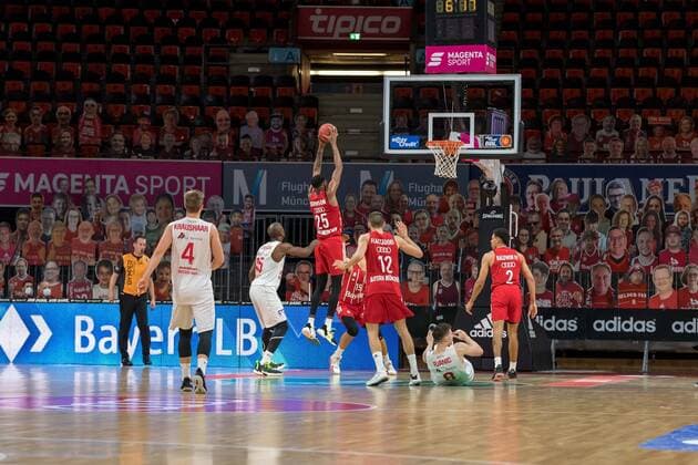 Basketball, BBL, 20201213, FC Bayern München - Giessen 46ers Im Bild JaJuan JOHNSON (FC Bayern München, 25) Rebound. München Audi Dome Bayern Deutschland Copyright: Passion2Press.dex xMarkusxFischerx