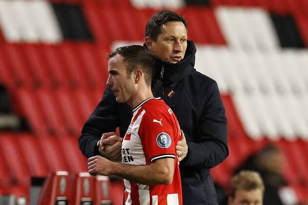 EINDHOVEN - (lr) Mario Gotze of PSV Eindhoven, PSV Eindhoven coach Roger Schmidt during the Dutch Eredivisie match between PSV Eindhoven and FC Utrecht at the Phillips stadium on December 13, 2020 in Eindhoven, The Netherlands. ANP MAURICE VAN STEEN Dutch Eredivisie 2020 2021 xVIxANPxSportx xxANPxIVx *** EINDHOVEN lr Mario Gotze of PSV Eindhoven, PSV Eindhoven coach Roger Schmidt during the Dutch Eredivisie match between PSV Eindhoven and FC Utrecht at the Phillips stadium on December 13, 2020 in Eindhoven, The Netherlands ANP MAURICE VAN STEEN Dutch Eredivisie 2020 2021 xVIxANPxSportx xxANPxIVx 426176375