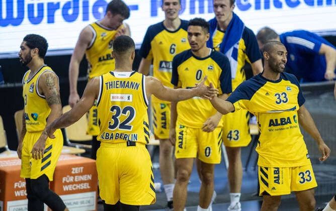 Basketball: Bundesliga, Alba Berlin - Brose Bamberg, Hauptrunde, 6. Spieltag, Mercedes-Benz Arena. ALBAs Johannes Thiemann klatscht sich nach dem Sieg mit Teamkollege Jayson Granger (r) ab. ALBA Berlin vs Brose Bamberg