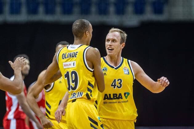 Basketball Berlin 13.12.2020 Saison 2020 2021 easyCredit BBL 1. Bundesliga BBL Alba Berlin vs Brose Banberg Luke Sikma (Alba Berlin, No.43) Louis Olinde (Alba Berlin, No.19) Jubel
