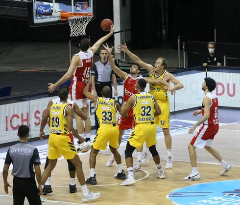 GER, BBL, ALBA Berlin vs. Brose Bamberg 13.12.2020, Mercedes Benz Arena, Berlin, GER, BBL, ALBA Berlin vs. Brose Bamberg, im Bild Luke Sikma (ALBA Berlin 43), Johannes Thiemann (ALBA Berlin 32), Jayson Granger (ALBA Berlin 33), Louis Olinde (ALBA Berlin 19), David Kravish (Brose Bamberg 45), Chase Fieler (Brose Bamberg 20)