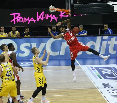 GER, BBL, ALBA Berlin vs. Brose Bamberg 13.12.2020, Mercedes Benz Arena, Berlin, GER, BBL, ALBA Berlin vs. Brose Bamberg, im Bild Niels Giffey (ALBA Berlin 5), Kenneth Ogbe (Brose Bamberg 25)