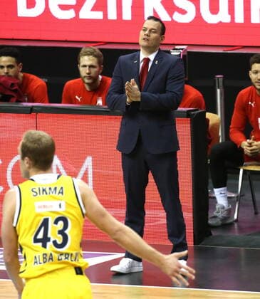 GER, BBL, ALBA Berlin vs. Brose Bamberg 13.12.2020, Mercedes Benz Arena, Berlin, GER, BBL, ALBA Berlin vs. Brose Bamberg, im Bild Head Coach Johan Roijakkers (Brose Bamberg)