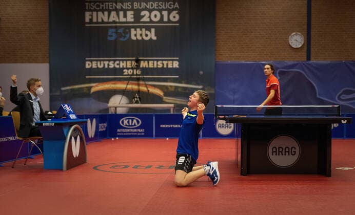 Bilder des Jahres 2020, Sport 12 Dezember Sport Themen der Woche KW50 Sport Bilder des Tages Der 12 jährige Julian RZIHAUSCHEK hat sein Einzel in der Champions League gegen Antoine Doyen gewonnen SPG Walter Wels (AUT) Roskilde Bordtennis (DEN) 13.12.2020, Tischtennis, Champions, League, Saison 2020 21 Foto: Moritz Müller Only for Editorial use *** 12-year-old Julian RZIHAUSCHEK won his Champions League singles match against Antoine Doyen SPG Walter Wels AUT Roskilde Bordtennis DEN 13 12 2020, Table Tennis, Champions, League, Season 2020 21 Photo Moritz Müller Only for Editorial use