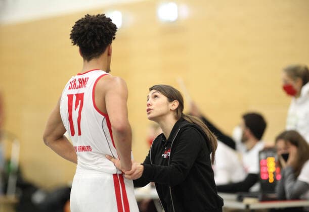 ProB BARMER 2. Basketball Bundesliga, Gruppe Nord, 9. Spieltag, ETV Hamburg - WWU Baskets Münster (72:105), Mubarak Salami, Trainerin Sükran Gencay (ETV, v.l.). Eimsbüttel Hamburg