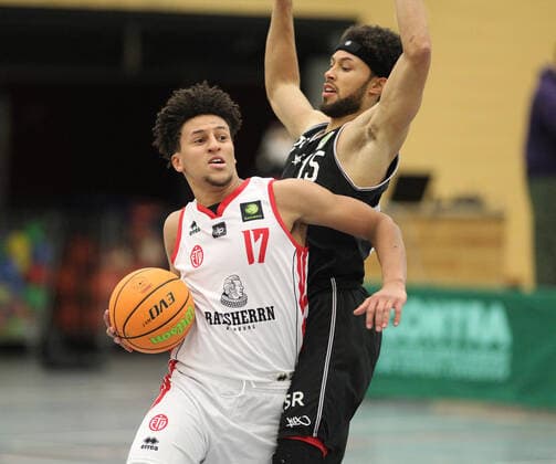 ProB BARMER 2. Basketball Bundesliga, Gruppe Nord, 9. Spieltag, ETV Hamburg - WWU Baskets Münster (72:105), Mubarak Salami (ETV, l.), MARCK COFFIN. Eimsbüttel Hamburg