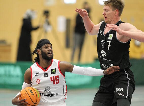 ProB BARMER 2. Basketball Bundesliga, Gruppe Nord, 9. Spieltag, ETV Hamburg - WWU Baskets Münster (72:105), Abdulai Abaker (ETV, l.), STEFAN WEß. Eimsbüttel Hamburg