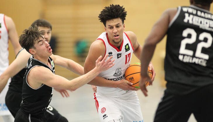 ProB BARMER 2. Basketball Bundesliga, Gruppe Nord, 9. Spieltag, ETV Hamburg - WWU Baskets Münster (72:105), JASPER GÜNTHER (Münster, l.), Mubarak Salami (ETV, M.). Eimsbüttel Hamburg