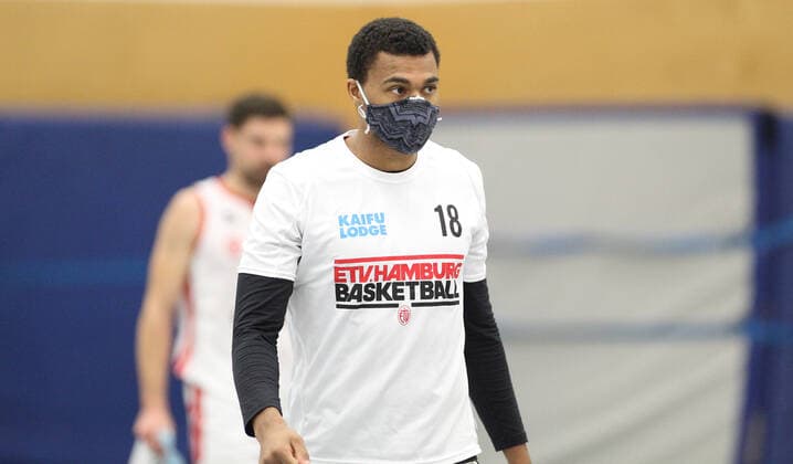 ProB BARMER 2. Basketball Bundesliga, Gruppe Nord, 9. Spieltag, ETV Hamburg - WWU Baskets Münster (72:105), Kwame Ofori (ETV) geht zur Halbzeit mit Mund-Nasen-Maske in die Kabine. Eimsbüttel Hamburg