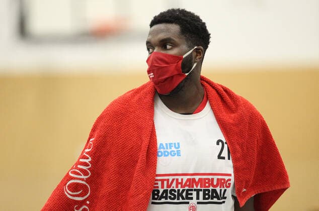 ProB BARMER 2. Basketball Bundesliga, Gruppe Nord, 9. Spieltag, ETV Hamburg - WWU Baskets Münster (72:105), Mayika Lungongo (ETV) geht zur Halbzeit mit Mund-Nasen-Maske in die Kabine. Eimsbüttel Hamburg