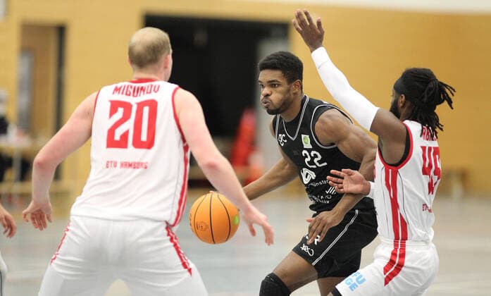 ProB BARMER 2. Basketball Bundesliga, Gruppe Nord, 9. Spieltag, ETV Hamburg - WWU Baskets Münster (72:105), Vladimir Migunov (ETV, l.), MALCOLM DELPECHE (Münster, M.), Abdulai Abaker (ETV). Eimsbüttel Hamburg