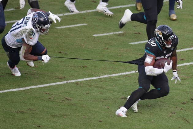 Bilder des Jahres 2020, Sport 12 Dezember Sport Themen der Woche KW50 Sport Bilder des Tages JACKSONVILLE, FL - DECEMBER 13: Tennessee Titans Safety Kevin Byard (31) hangs on to the jersey of Jacksonville Jaguars Running Back James Robinson (30) during the game between the Tennessee Titans and the Jacksonville Jaguars on December 13, 2020 at TIAA Bank Field in Jacksonville, Fl. (Photo by David Rosenblum Icon Sportswire) NFL, American Football Herren, USA DEC 13 Titans at Jaguars Icon2012135828