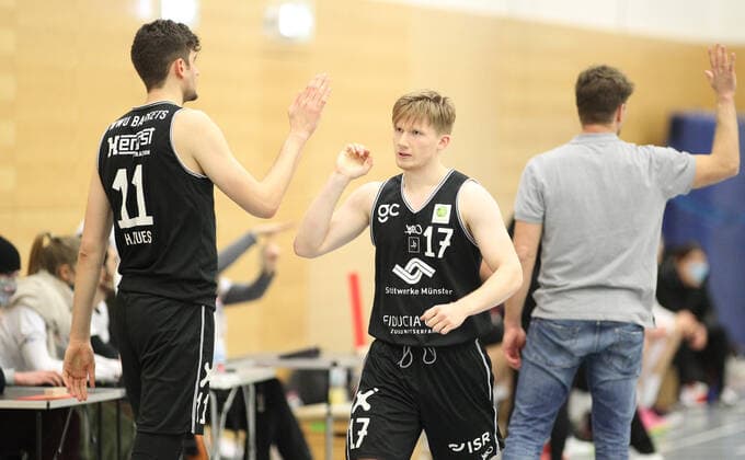 ProB BARMER 2. Basketball Bundesliga, Gruppe Nord, 9. Spieltag, ETV Hamburg - WWU Baskets Münster (72:105), HELGE BAUES, OLIVER PAHNKE (Münster, v.l.). Eimsbüttel Hamburg