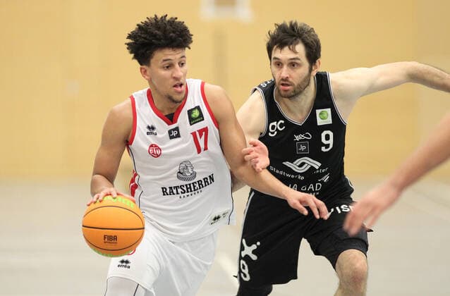 ProB BARMER 2. Basketball Bundesliga, Gruppe Nord, 9. Spieltag, ETV Hamburg - WWU Baskets Münster (72:105), Mubarak Salami (ETV, l.), ANDREJ KÖNIG. Eimsbüttel Hamburg
