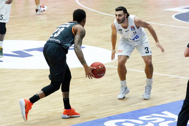 BBL easyCredit Basketball Bundesliga Saison 2020 2021 6. Spieltag am Sonntag, 13. Dezember 2020 in der edel-optics.de Arena in Hamburg: Hamburg Towers - Ratiopharm Ulm v.l. Troy Caupain ( Ulm ), Max DiLeo ( Towers ) Hamburg Towers - Ratiopharm Ulm