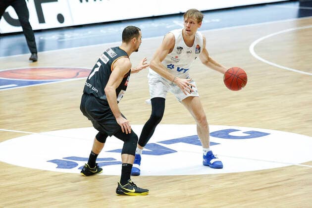 BBL easyCredit Basketball Bundesliga Saison 2020 2021 6. Spieltag am Sonntag, 13. Dezember 2020 in der edel-optics.de Arena in Hamburg: Hamburg Towers - Ratiopharm Ulm v.l. John Petrucelli ( Ulm ), Jordan Swing ( Towers ) Hamburg Towers - Ratiopharm Ulm