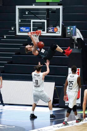 BBL easyCredit Basketball Bundesliga Saison 2020 2021 6. Spieltag am Sonntag, 13. Dezember 2020 in der edel-optics.de Arena in Hamburg: Hamburg Towers - Ratiopharm Ulm v.l. Dylan Osetkowski ( Ulm ), Maik Kotsar ( Towers ) Hamburg Towers - Ratiopharm Ulm