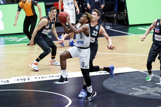 BBL easyCredit Basketball Bundesliga Saison 2020 2021 6. Spieltag am Sonntag, 13. Dezember 2020 in der edel-optics.de Arena in Hamburg: Hamburg Towers - Ratiopharm Ulm v.l. TJ Shorts II ( Towers ), Patrick Heckmann ( Ulm ) Hamburg Towers - Ratiopharm Ulm
