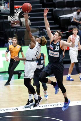 BBL easyCredit Basketball Bundesliga Saison 2020 2021 6. Spieltag am Sonntag, 13. Dezember 2020 in der edel-optics.de Arena in Hamburg: Hamburg Towers - Ratiopharm Ulm v.l. TJ Shorts II ( Towers ), Patrick Heckmann ( Ulm ) Hamburg Towers - Ratiopharm Ulm