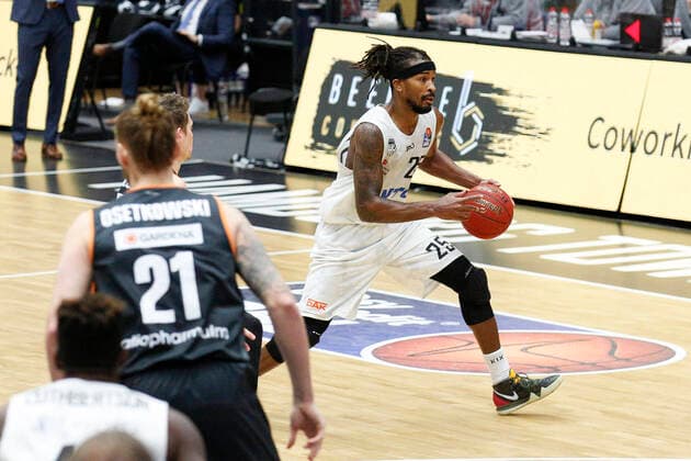 BBL easyCredit Basketball Bundesliga Saison 2020 2021 6. Spieltag am Sonntag, 13. Dezember 2020 in der edel-optics.de Arena in Hamburg: Hamburg Towers - Ratiopharm Ulm Terry Allen ( Towers ) Hamburg Towers - Ratiopharm Ulm