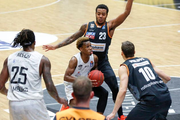 BBL easyCredit Basketball Bundesliga Saison 2020 2021 6. Spieltag am Sonntag, 13. Dezember 2020 in der edel-optics.de Arena in Hamburg: Hamburg Towers - Ratiopharm Ulm v.l. TJ Shorts II ( Towers ), Troy Caupain ( Ulm ), Christoph Philipps ( Ulm ) Hamburg Towers - Ratiopharm Ulm