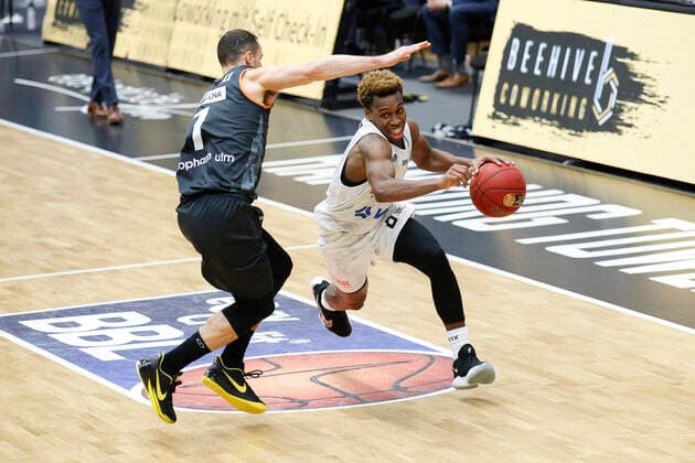 BBL easyCredit Basketball Bundesliga Saison 2020 2021 6. Spieltag am Sonntag, 13. Dezember 2020 in der edel-optics.de Arena in Hamburg: Hamburg Towers - Ratiopharm Ulm v.l. John Petrucelli ( Ulm ), TJ Shorts II ( Towers ) Hamburg Towers - Ratiopharm Ulm