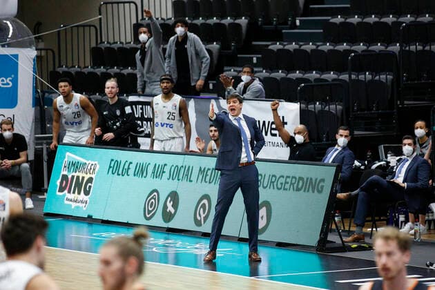 BBL easyCredit Basketball Bundesliga Saison 2020 2021 6. Spieltag am Sonntag, 13. Dezember 2020 in der edel-optics.de Arena in Hamburg: Hamburg Towers - Ratiopharm Ulm Headcoach Pedro Calles ( Towers ) Hamburg Towers - Ratiopharm Ulm