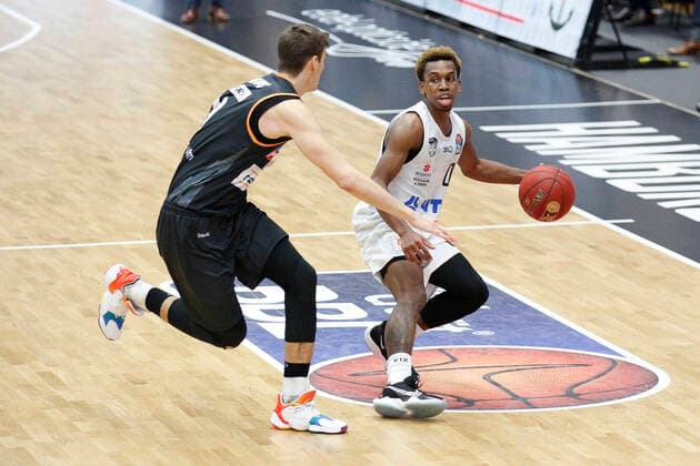 BBL easyCredit Basketball Bundesliga Saison 2020 2021 6. Spieltag am Sonntag, 13. Dezember 2020 in der edel-optics.de Arena in Hamburg: Hamburg Towers - Ratiopharm Ulm v.l. Christoph Philipps ( Ulm ), TJ Shorts II ( Towers ) Hamburg Towers - Ratiopharm Ulm