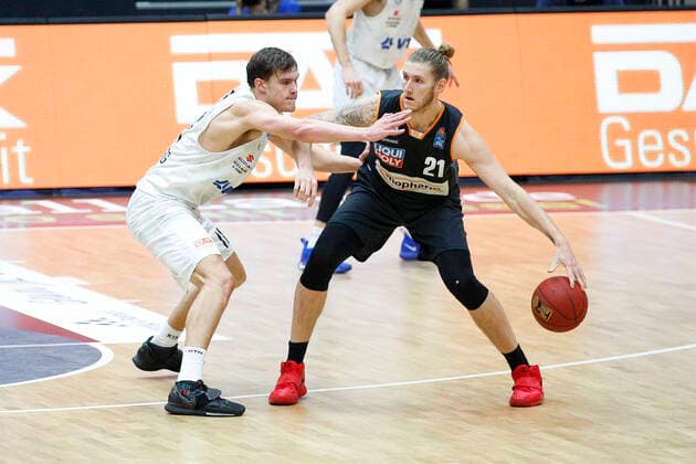 BBL easyCredit Basketball Bundesliga Saison 2020 2021 6. Spieltag am Sonntag, 13. Dezember 2020 in der edel-optics.de Arena in Hamburg: Hamburg Towers - Ratiopharm Ulm v.l. Maik Kotsar ( Towers ), Dylan Osetkowski ( Ulm ) Hamburg Towers - Ratiopharm Ulm