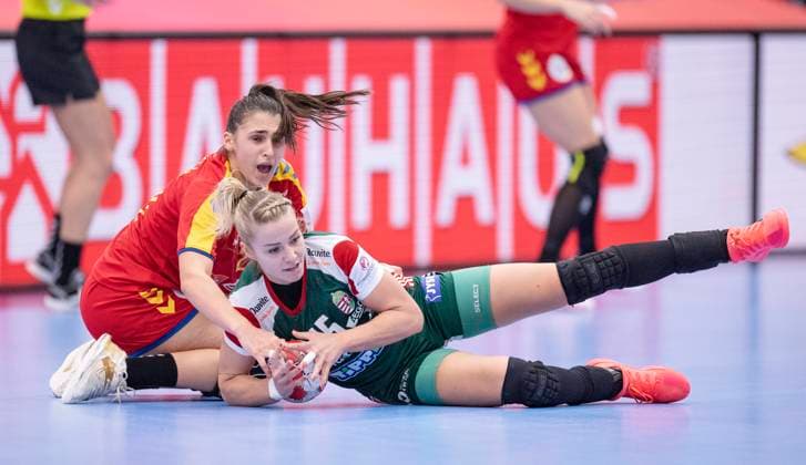 Noemi Hafra of Hungary in action with Lorena Ostase of Romania during the EHF EURO 2020 European Women s Handball Main Round - Group II match between Hungary and Romania at Sydbank Arena in Kolding in Denmark, on December 14, 2020.. , Kolding Denmark Copyright: BoxAmstrup BoxAmstrupx COP236 spdk20201214-221841-L