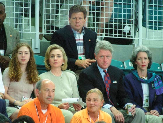 Olympische Spiele 1996 in Atlanta. Schwimmen. US-Präsident Bill Clinton, mit Familie: Links: Tochter Chelsea und Ehefrau Hillary als Zuschauer beim Schwimmen. *** Olympic Games 1996 in Atlanta swimming US President Bill Clinton, with family left daughter Chelsea and wife Hillary as spectators swimming HM