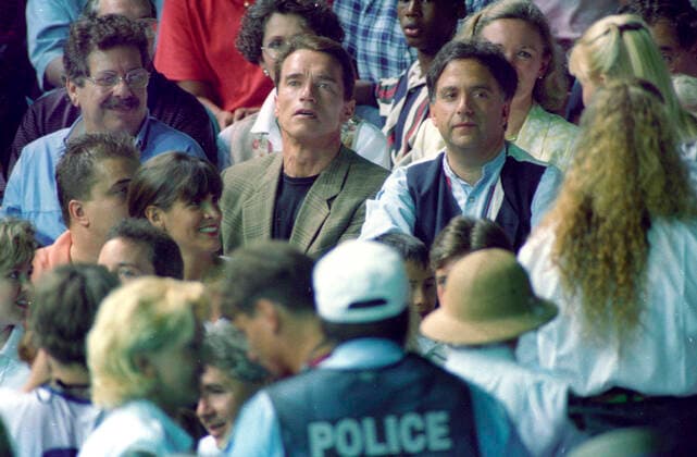 Archivbilder der Woche SPORT KW51 Olympische Spiele 1996 in Atlanta. Basketball. 21.07.1996. Arnold Schwarzenegger (Bildmitte) unter den Zuschauern. *** Olympic Games 1996 in Atlanta Basketball 21 07 1996 Arnold Schwarzenegger center among the spectators HM