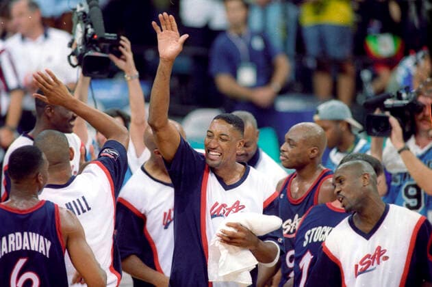 Archivbilder der Woche SPORT KW51 Olympische Spiele 1996 in Atlanta. Basketball. 03.08.1996. Finale: USA - Jugoslawien. Jubel USA. Mitte: Scotti Pippen. *** 1996 Atlanta Olympics Basketball 03 08 1996 Final USA Yugoslavia Cheers USA center Scotti Pippen HM