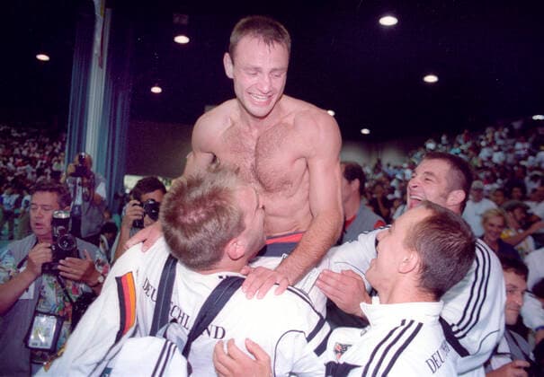 Archivbilder der Woche SPORT KW51 Olympische Spiele 1996 in Atlanta. Judo. 21.07.1996. Halbleichtgewicht: Udo Quellmalz (Deut.) wird nach dem Gewinn der Goldmedaille auf die Schultern gehoben. *** Olympic Games 1996 in Atlanta Judo 21 07 1996 Semi-lightweight Udo Quellmalz Deut is lifted on his shoulders after winning the gold medal HM