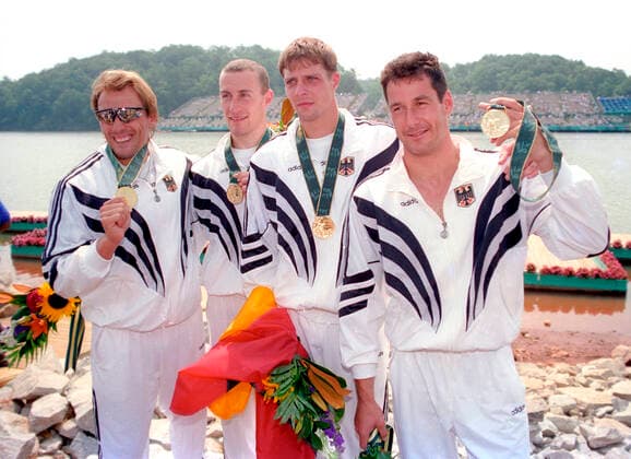 Archivbilder der Woche SPORT KW51 Olympische Spiele 1996 in Atlanta. Kanurennsport Siegerehrung Vierer - Kajak der Männer über 1000m v.l.: Detlef Hofmann, Olaf Winter ,Mark Zabel und Thomas Reineck mit Goldmedaillen 03.08.1996 *** Olympic Games 1996 in Atlanta Canoe racing Award ceremony Mens four-man kayak over 1000m from l Detlef Hofmann, Olaf Winter ,Mark Zabel and Thomas Reineck with gold medals 03 08 1996 HM