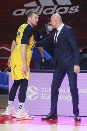 Niels Giffey, 5 of Alba Berlin und Sasa Obradovic Alba Berlin während Euroleague Spiel gegen Crvena zvezda, Aleksandar Nikolic arena, Belgrad 15.12.2020 MarkoxMetlas 
