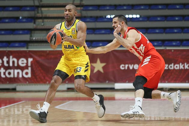 Jayson Granger, 33 of Alba Berlin und Branko Lazic, 10 of Crvena Zvezda mts Belgrade, Alba Berlin während Euroleague Spiel gegen Crvena zvezda, Aleksandar Nikolic arena, Belgrad 15.12.2020 MarkoxMetlas 