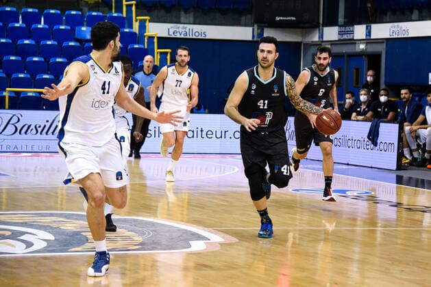 SACCHETTI BRIAN ( 41 - Brescia ) - Tomer Ginat ( 41 - Metropolitans 92 ) - BASKET : Metropolitans 92 vs Germani Brescia - Eurocup - 15 12 2020 FedericoPestellini Panoramic 