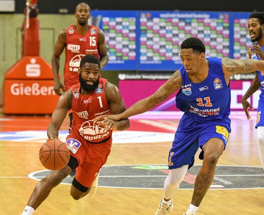 Jonathan Stark, Kyndahl Hill 1. Spieltag, Basketball Bundesliga, Basketball Saison 2020 2021, Deutschland, easyCredit BBL, Germany, Giessen 46ers, giessen rot, Herren, Jobstairs GIESSEN 46ers - MBC Syntainics MBC, Männer, MBC blau-weiß
