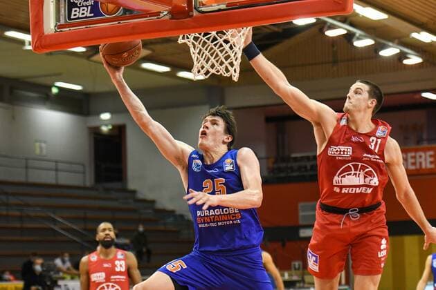 Aj Brodeur, Scottie James Jr. 1. Spieltag, Basketball Bundesliga, Basketball Saison 2020 2021, Deutschland, easyCredit BBL, Germany, Giessen 46ers, giessen rot, Herren, Jobstairs GIESSEN 46ers - MBC Syntainics MBC, Männer, MBC blau-weiß