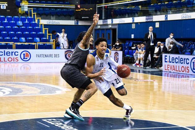 Anthony Brown ( 21 - Metropolitans 92 ) MOSS DAVID ( 34 - Brescia ) - BASKET : Metropolitans 92 vs Germani Brescia - Eurocup - 15 12 2020 FedericoPestellini Panoramic 