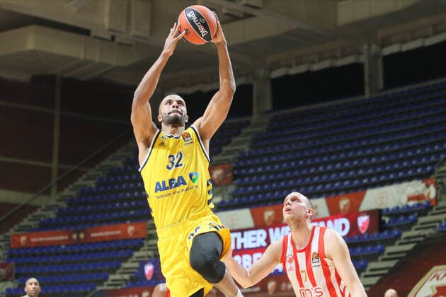 Johannes Thiemann, 32 Alba Berlin und Dejan Davidovac während Euroleague Spiel gegen Crvena zvezda, Aleksandar Nikolic arena, Belgrad 15.12.2020 MarkoxMetlas 