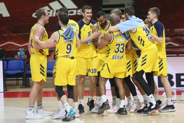 Alba Berlin Jubel während Euroleague Spiel gegen Crvena zvezda, Aleksandar Nikolic arena, Belgrad 15.12.2020 MarkoxMetlas 