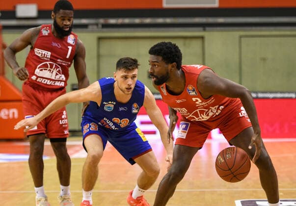 Jonathan Stark, Michal Michalak, Isaac Hamilton 1. Spieltag, Basketball Bundesliga, Basketball Saison 2020 2021, Deutschland, easyCredit BBL, Germany, Giessen 46ers, giessen rot, Herren, Jobstairs GIESSEN 46ers - MBC Syntainics MBC, Männer, MBC blau-weiß