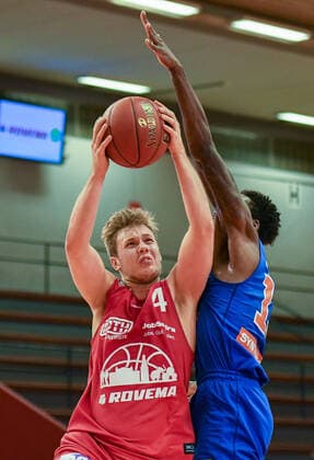 Bjarne Kraushaar 1. Spieltag, Basketball Bundesliga, Basketball Saison 2020 2021, Deutschland, easyCredit BBL, Germany, Giessen 46ers, giessen rot, Herren, Jobstairs GIESSEN 46ers - MBC Syntainics MBC, Männer, MBC blau-weiß
