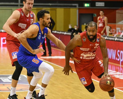 Johannes Richter, David Brembly, Brandon Thomas 1. Spieltag, Basketball Bundesliga, Basketball Saison 2020 2021, Deutschland, easyCredit BBL, Germany, Giessen 46ers, giessen rot, Herren, Jobstairs GIESSEN 46ers - MBC Syntainics MBC, Männer, MBC blau-weiß