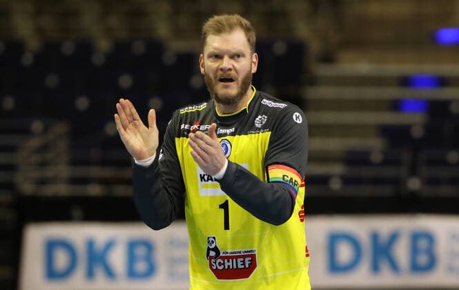 Torwart Johannes Bitter anfeuernd klatschend Aktion Oberkoerper Oberkörper Handball HBL Bundesliga Herren Saison 2020 2021 15.12.2020 Füchse Berlin vs. TVB Stuttgart Geisterspiel Corona Covid 19