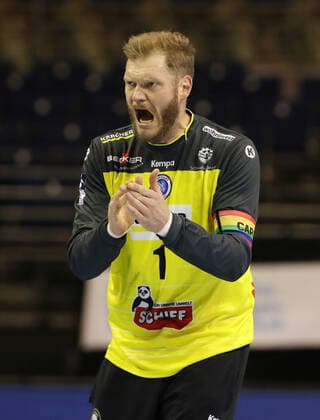 Torwart Johannes Bitter anfeuernd klatschend Aktion Oberkoerper Oberkörper Handball HBL Bundesliga Herren Saison 2020 2021 15.12.2020 Füchse Berlin vs. TVB Stuttgart Geisterspiel Corona Covid 19