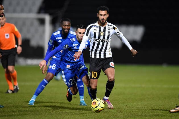 FULGINI Angelo ( 10 - Angers ) - THOMASSON Adrien ( 26 - Strasbourg ) - FOOTBALL : Angers vs Strasbourg - Ligue 1 - Angers - 16 12 2020 FedericoPestellini Panoramic 