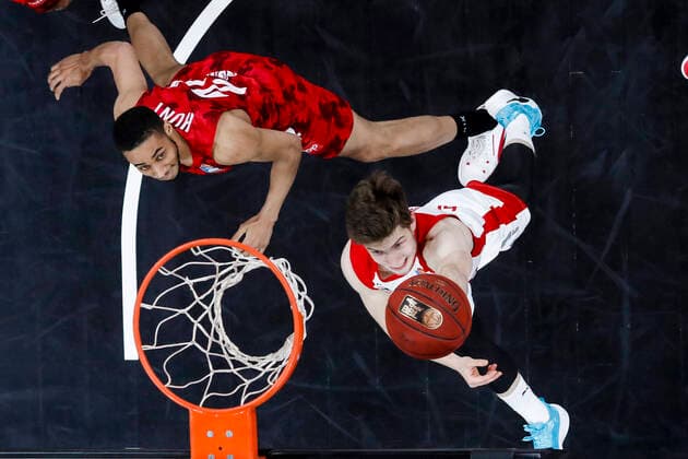 rechts Bennet Hundt (Brose Bamberg, 33) links Cameron Hunt (s.oliver Würzburg, 24) Brose Bamberg - s.oliver Würzburg Wuerzburg - easyCredit-BBL - Basketball Bundesliga - Basketball Saison 2020 21 - 4. Spieltag, 16.12.2020 Bamberg, Brose Arena ASV-Autoren-Nummer: 4026335 Copyright: DanielxLöb